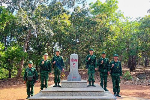 Tết trên đường biên, cột mốc - dấu chân thầm lặng của người lính quân hàm xanh