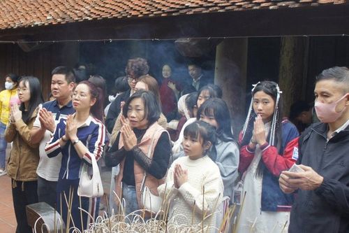 Mùng 2 Tết, hàng nghìn người dân đến chùa Đậu vãn cảnh, cầu an