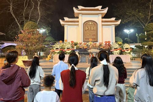 Đông đảo người dân về Ngã ba Đồng Lộc 'thắp lửa' tri ân