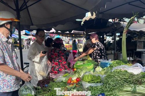 Rau xanh chợ lẻ nhích giá Mùng 2 Tết