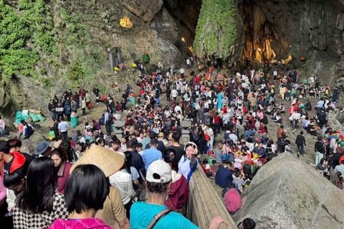 Chùa Hương đón lượng lớn du khách trong những ngày đầu Xuân Bính Ngọ