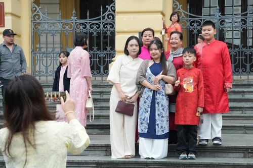 Người Hà Nội 'diện' áo dài xuống phố du xuân