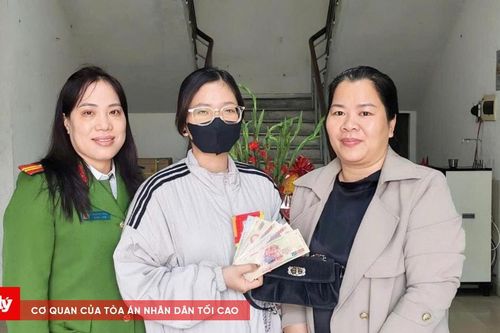 Trao trả ví tiền cho người đánh rơi tại trung tâm thương mại