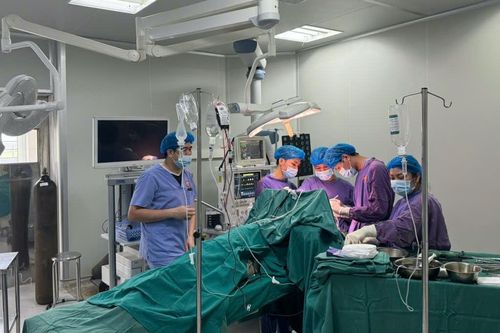 Chạy đua giành giật sự sống loạt ca bệnh trước thềm năm mới