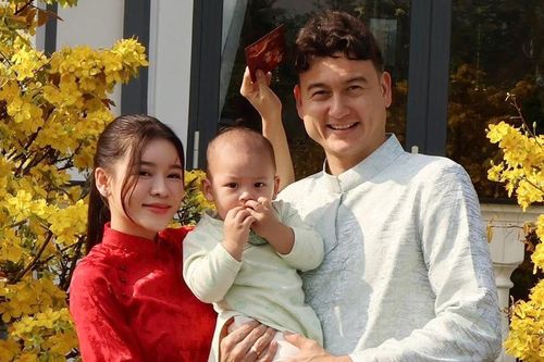 Sao bóng đá Việt Nam tưng bừng chơi Tết