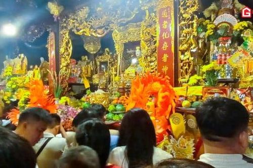 Đền thờ ông Hoàng Mười chật kín người từ ngày đầu tiên của năm mới Bính Ngọ