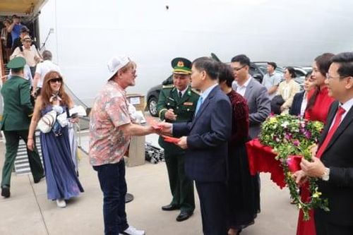 Hạ Long đón gần 2.400 du khách quốc tế ngày 1 Tết