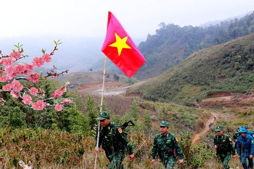 Mùa xuân biên giới, súng anh canh trời xa…