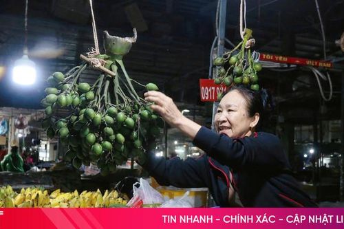 Nhiều tiểu thương mở hàng năm mới Bính Ngọ, kỳ vọng 'buôn may, bán đắt'