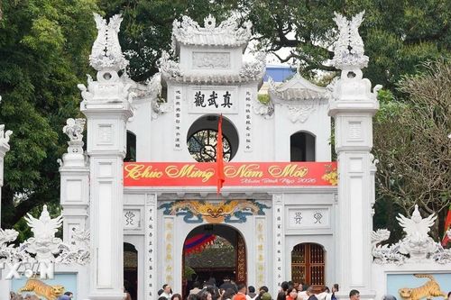 Đi lễ Thăng Long tứ trấn đầu Xuân Bính Ngọ
