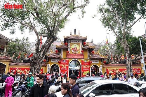 Dòng người tấp nập đi lễ chùa, mong một năm mới bình an