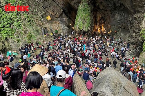 Hai ngày đầu năm, đã có 25.000 lượt khách du Xuân Chùa Hương