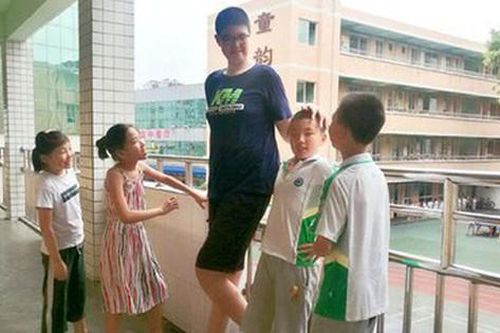 Cậu bé 11 tuổi cao hơn 2m: Ứng viên sáng giá của kỷ lục Guinness thế giới