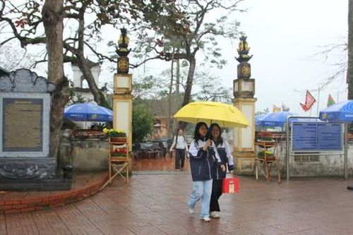 Người dân đội mưa du xuân tại đền Bạch Mã