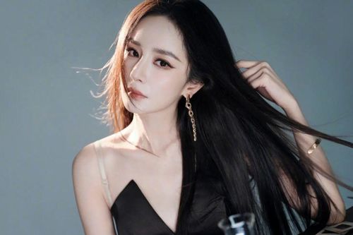 Dương Mịch khoe vẻ đẹp gợi cảm ở tuổi U40