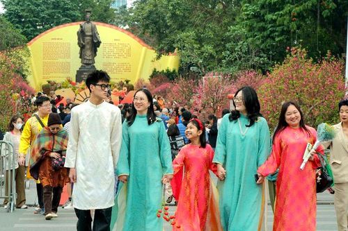 Mùng 2 Tết Bính Ngọ, người Hà Nội xúng xính áo dài xuống phố du Xuân