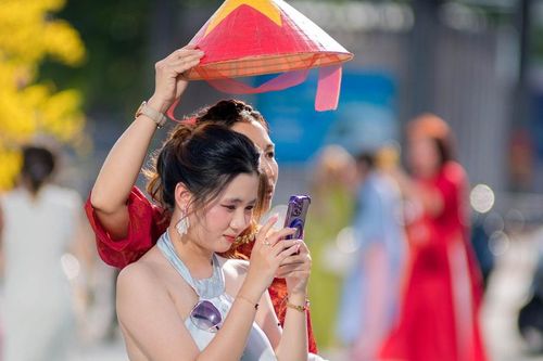 TPHCM: Người dân và du khách 'đội nắng' chơi xuân