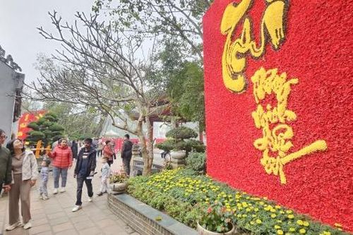 Hà Nội mùng 2 Tết: Phố phường rộn ràng, dòng người du xuân tấp nập