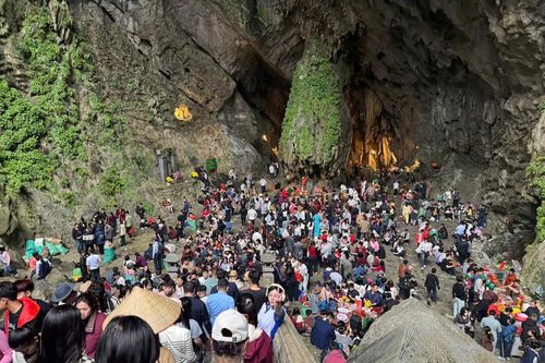 Hà Nội: Gần 25 nghìn người hành hương về Chùa Hương đầu năm mới
