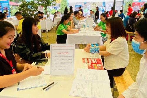 'Bí kíp' để người lao động đứng vững trước áp lực của AI