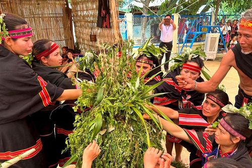 Dài hơn một tiếng chiêng