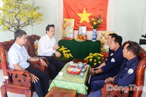 Phó Chủ tịch UBND tỉnh Đồng Tháp Nguyễn Thành Diệu kiểm tra tại Cống Xuân Hòa
