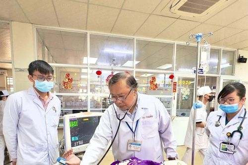 Xuyên Tết ở bệnh viện