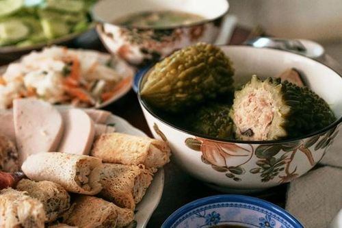 Bác sĩ lưu ý về ăn uống, rượu bia, thức khuya ngày Tết