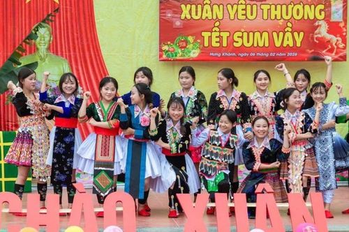 Ngày xuân ở bản người Mông Hưng Khánh