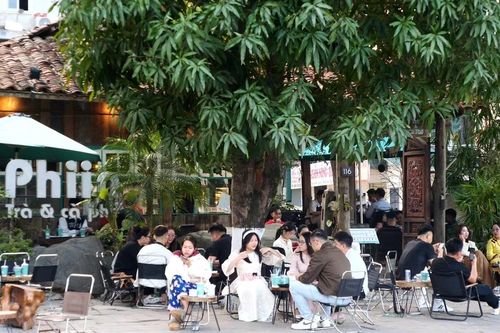 Nhiều hàng quán mở cửa xuyên Tết