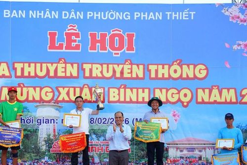 Sôi nổi lễ hội đua thuyền truyền thống trên sông Cà Ty