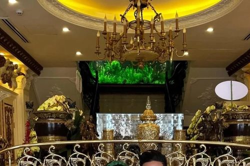 Tiên Nguyễn và ông xã Justin Cohen diện áo dài chúc Tết tại biệt thự dát vàng