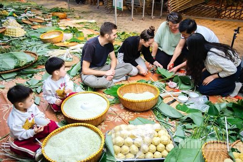 Trải nghiệm Tết Việt của du khách quốc tế