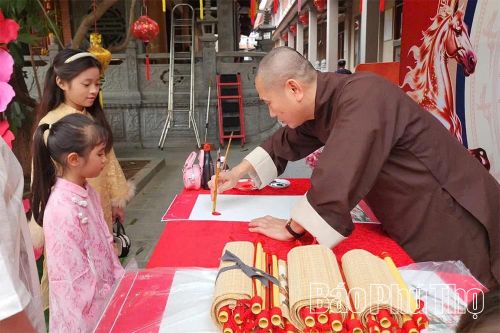 Xin chữ đầu năm nơi cửa Phật - Nét đẹp văn hóa tâm linh