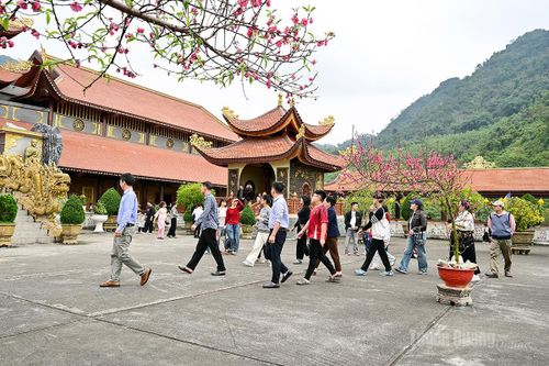 Đi lễ đền chùa cầu bình an
