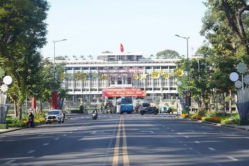Sân bay Tân Sơn Nhất 'tăng nhiệt', đường phố TP.HCM thông thoáng lạ thường
