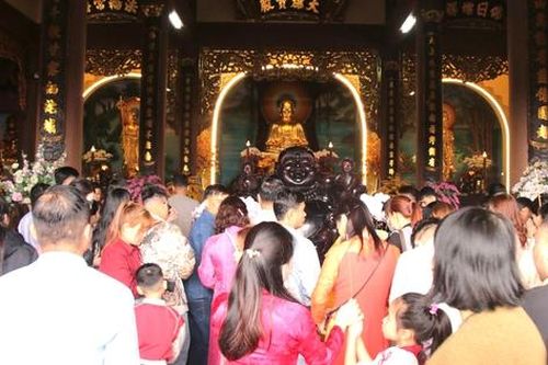 Người dân đổ về ngôi chùa nổi tiếng nhất Đà Nẵng sáng mùng 2 Tết