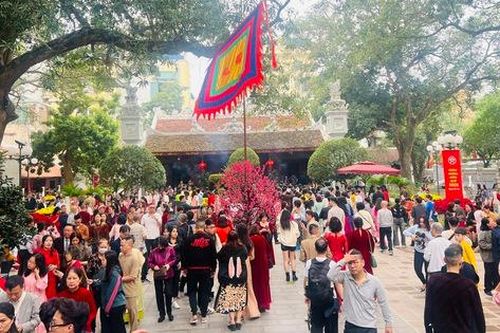 Hà Nội: Người dân nườm nượp đi lễ đầu năm