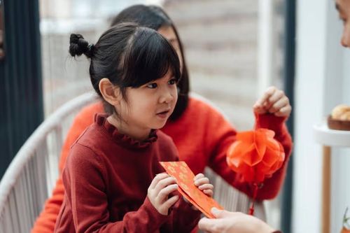 Tiền lì xì và bài học tài chính đầu đời cha mẹ có thể dạy trẻ
