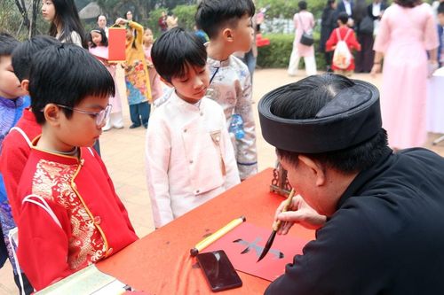 Đầu năm, người dân Hà Nội đi lễ chùa, xin chữ đầu xuân