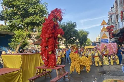 Rộn ràng tiếng trống lân ngày mùng 2 Tết