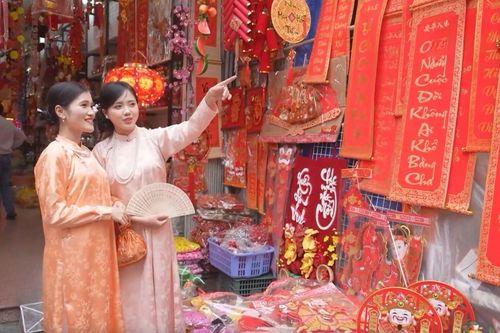 Người dân đi du xuân tại các di tích của Thủ đô