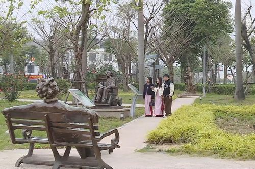 Người dân vui xuân, trải nghiệm Công viên Thiên văn học