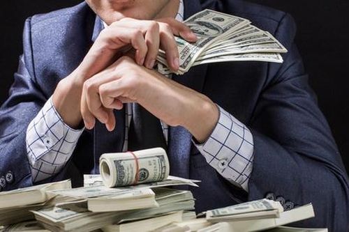 Tỷ phú tuổi Ngọ giàu nhất thế giới chỉ ra 5 bẫy chi tiêu khiến mọi người không thể giàu