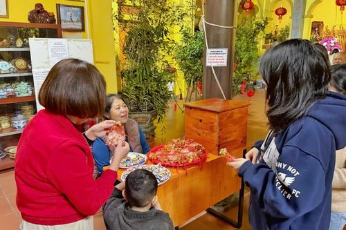 Giữ nếp 'mua muối, mua vôi' trong Tết Việt hiện đại