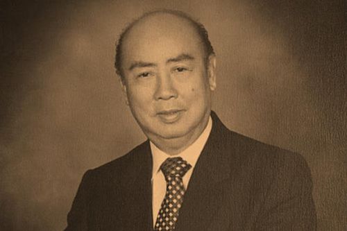 Tỷ phú gốc Hoa đào tạo người kế nghiệp bằng cách đưa con nhỏ đi họp cùng
