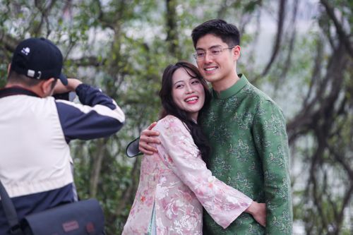 Người dân tấp nập du xuân, check-in loạt điểm nổi tiếng trung tâm Thủ đô