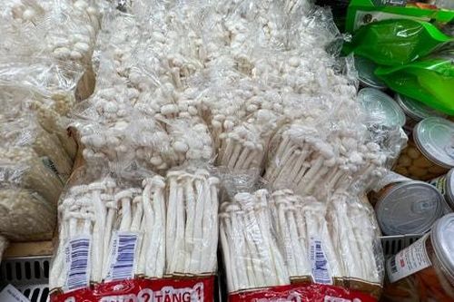 Rau xanh, thực phẩm tươi sống hút khách, giá cả 'đứng yên'
