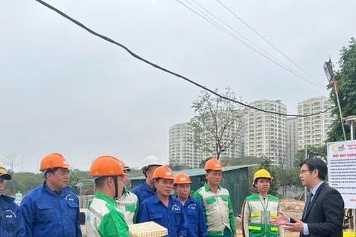 Chủ tịch LĐLĐ thành phố thăm, tặng quà công nhân thi công xuyên Tết