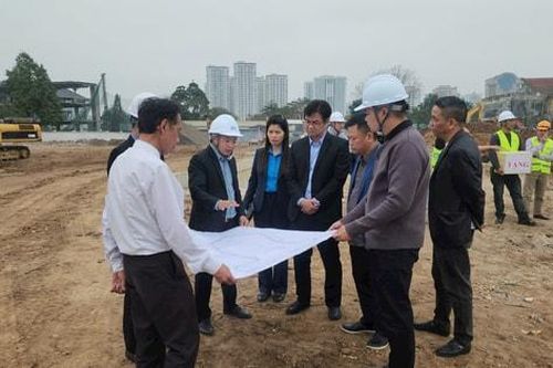 Công đoàn thăm, tặng quà công nhân 'bám' công trường hồ Phú Đô xuyên Tết